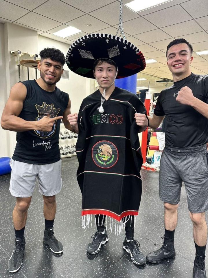　新スパーリングパートナー・ルイス（左）とレイジェス、両パートナーからのメキシコ土産のソンブレロを着込んだ井上尚弥（大橋ジム提供）