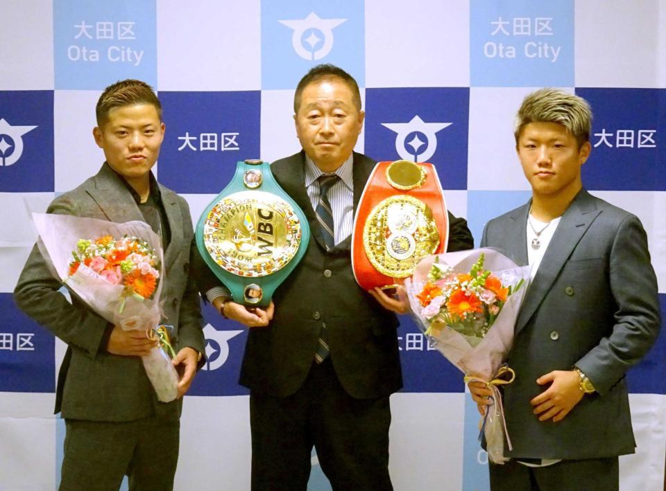 　東京・大田区を表敬訪問したＩＢＦ世界ミニマム級王者・重岡銀次朗（左）、ＷＢＣ世界ミニマム級王者・重岡優大（右）とベルトを掲げる鈴木晶雅大田区長