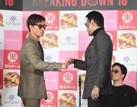 　拳を合わせる萩原裕介（左）、瓜田純士（撮影・堀内翔）