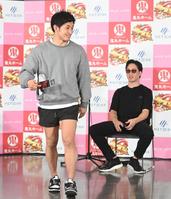 　前日会見を終えて朝倉未来ＣＥＯ（右）に声をかけた才賀紀左衛門（撮影・堀内翔