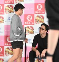 　朝倉未来ＣＥＯ（右）に声をかける才賀紀左衛門（撮影・堀内翔