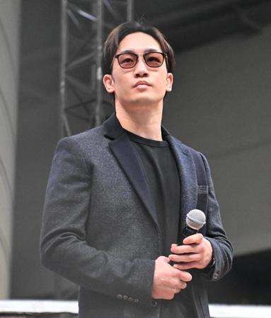 　オープニングであいさつをする朝倉未来ＣＥＯ（撮影・堀内翔）