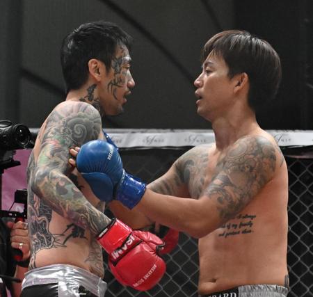 瓜田純士が開始17秒壮絶KO負け 年商40億円のカリスマ元アウトサイダー萩原の右カウンターをアゴに被弾 リングに崩れ落ちる