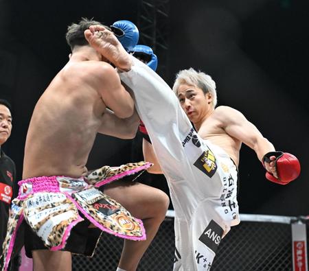 　としぞう（左）に蹴りを入れるダンチメン・あつき（撮影・堀内翔）