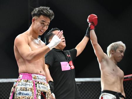 　ダンチメン・あつき（右）に判定で敗れたとしぞう（撮影・堀内翔）