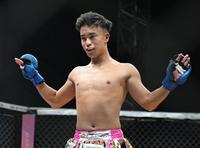 　ダウン直後にフェニックスポーズを決めるとしぞう（撮影・堀内翔）