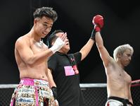 　ダンチメン・あつき（右）に判定で敗れたとしぞう（撮影・堀内翔）