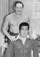 　ＵＷＦ入りの木戸修さん（手前）とカール・ゴッチさん＝１９８４年９月