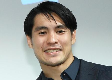 【写真】全日本新人王決勝は壮絶３回ＴＫＯ負け　母・佳子さん必死に声援を送る赤井英和　完全に父の顔