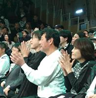 　母・佳子さん（左）と英五郎の試合に声援を送る赤井英和氏