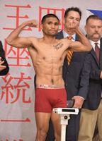 　計量をパスしたマーロン・タパレス（撮影・金田祐二）