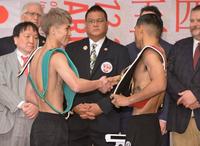 　計量をパスしがっちり握手する井上尚弥とマーロン・タパレス（撮影・金田祐二）