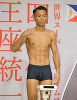 　計量をパスしポーズをきめる武居由樹（撮影・金田祐二）