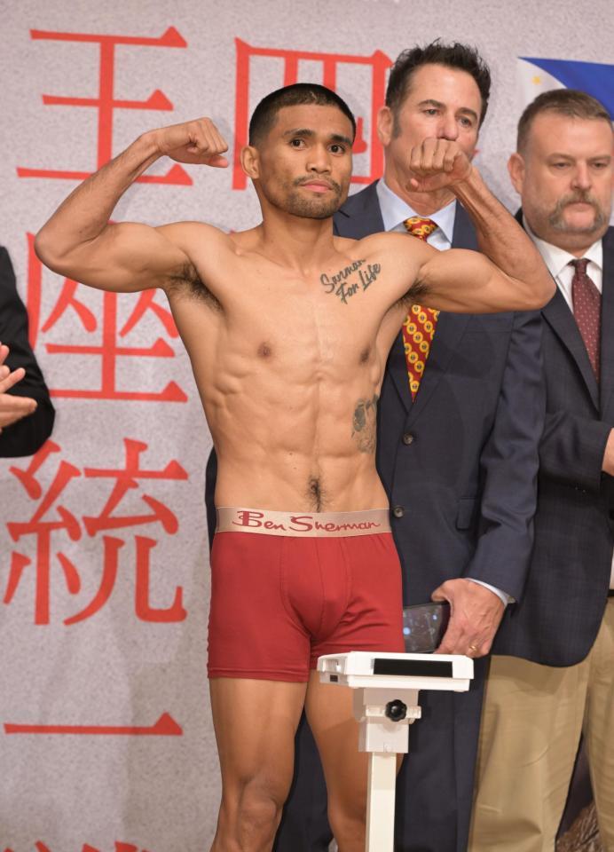 　計量をパスしたマーロン・タパレス（撮影・金田祐二）