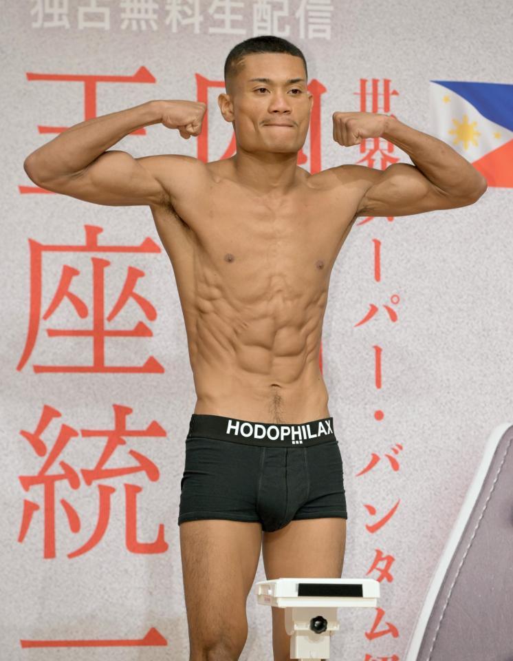 計量をパスしポーズをきめる平岡アンディ（撮影・金田祐二）