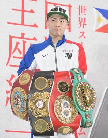 　４本のベルトを手にする井上尚弥（撮影・堀内翔）