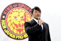 　力強く抱負を語る新日本プロレス・棚橋弘至新社長（撮影・佐藤厚）