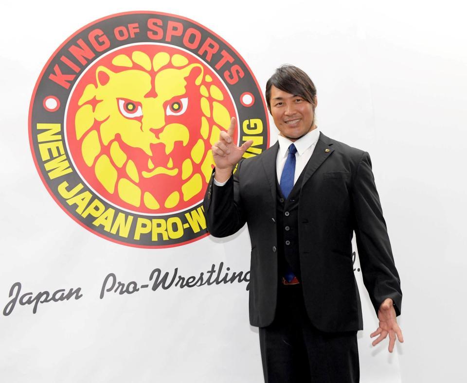 　満面の笑みでポーズを決める新日本プロレス・棚橋弘至新社長（撮影・佐藤厚）