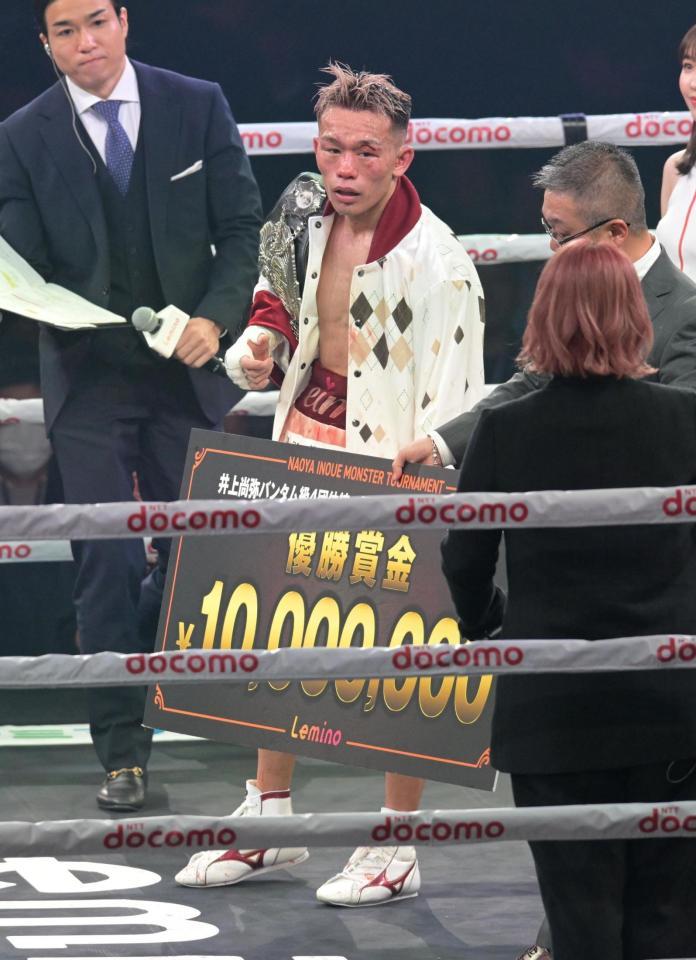 　優勝賞金１０００万のボードを手にする堤聖也（撮影・金田祐二）