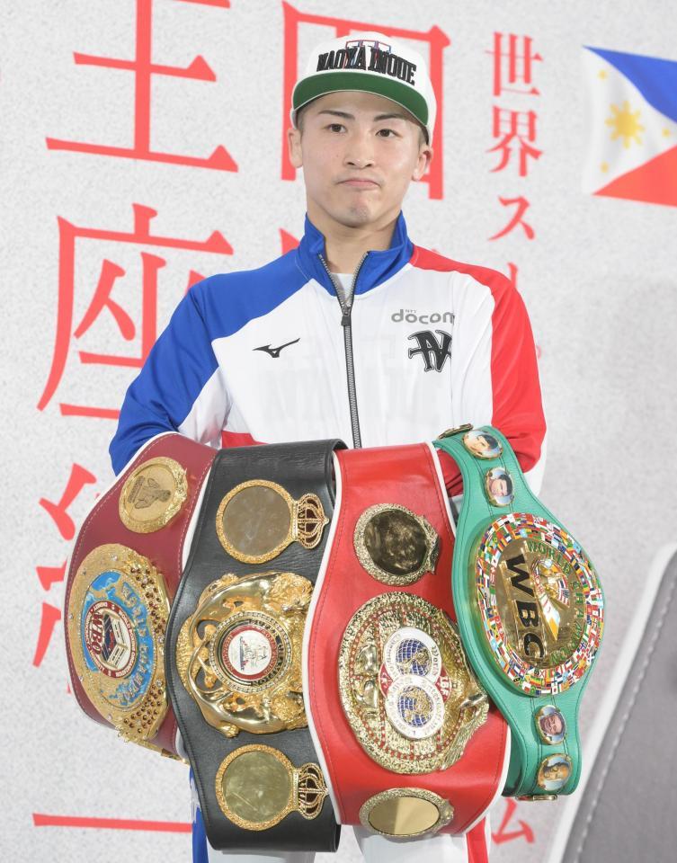 　４本のベルトを手にする井上尚弥（撮影・堀内翔）