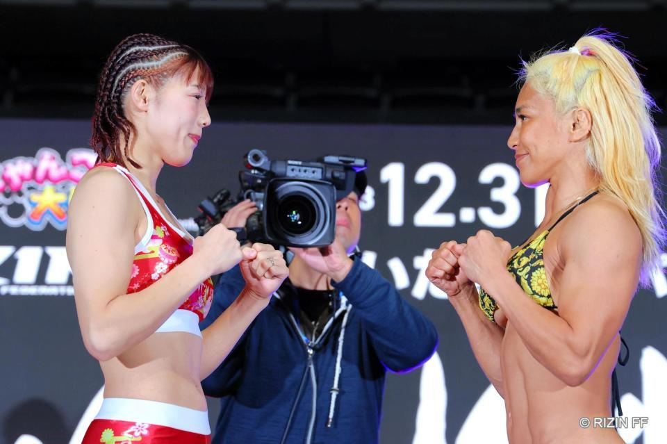 　引退試合に臨む山本美憂（右）と対戦する伊澤星花　©ＲＩＺＩＮＦＦ