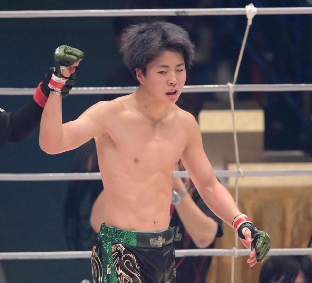 那須川天心の弟・龍心、ＭＭＡデビュー戦で鮮烈ＴＫＯ勝利  腕十字で伸び切るも、起死回生の逆転に解説席もあ然「デジャヴですね」神童に重ねる/ファイト/デイリースポーツ online