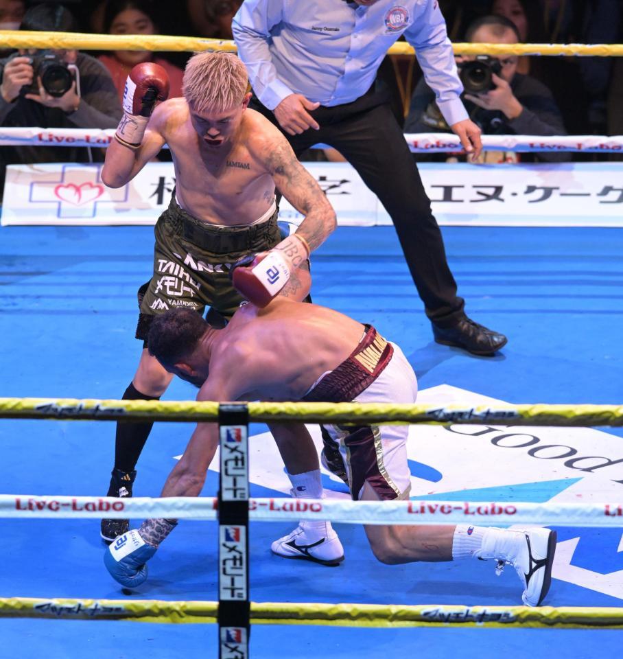 　５回、ホスベル・ペレスからダウンを奪う井岡一翔（撮影・金田祐二）