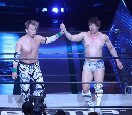 　激闘を終えお互いに称え合う丸藤正道（左）と飯伏幸太