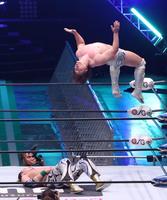 　丸藤正道（下）にムーンサルトプレスを決める飯伏幸太