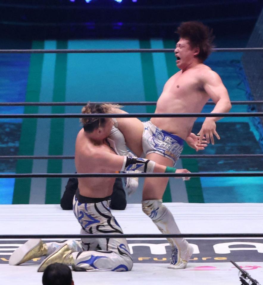 　丸藤正道（左）に必殺のカミゴェを見舞う飯伏幸太