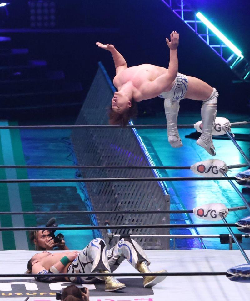 　丸藤正道（下）にムーンサルトプレスを決める飯伏幸太