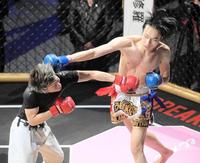 　スパーリングで潜在能力の高さをみせたむらけん（右）＝撮影・堀内翔