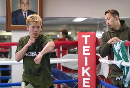 　公開練習を終え、粟生隆寛トレーナー（右）と動きの確認をする那須川天心（撮影・伊藤笙子）