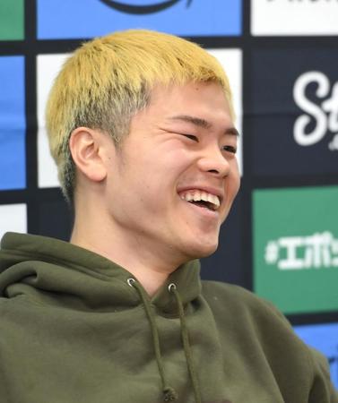 　試合直前のため正月を堪能できなかったと笑う那須川天心（撮影・伊藤笙子）