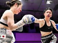 　中野（右）の右ストレートが吉川にヒットする