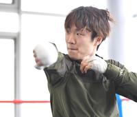 　軽快にシャドーボクシングをする寺地拳四朗（撮影・出月俊成）