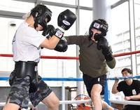 　世界戦前最後のスパーで軽快な動きを見せた寺地拳四朗（右）＝撮影・出月俊成