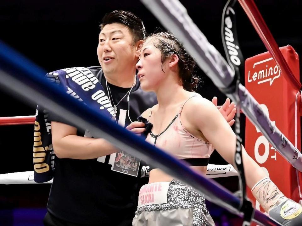 　Ｖ２戦に臨んだ吉川（右）とアドバイスを送る野上オーナー