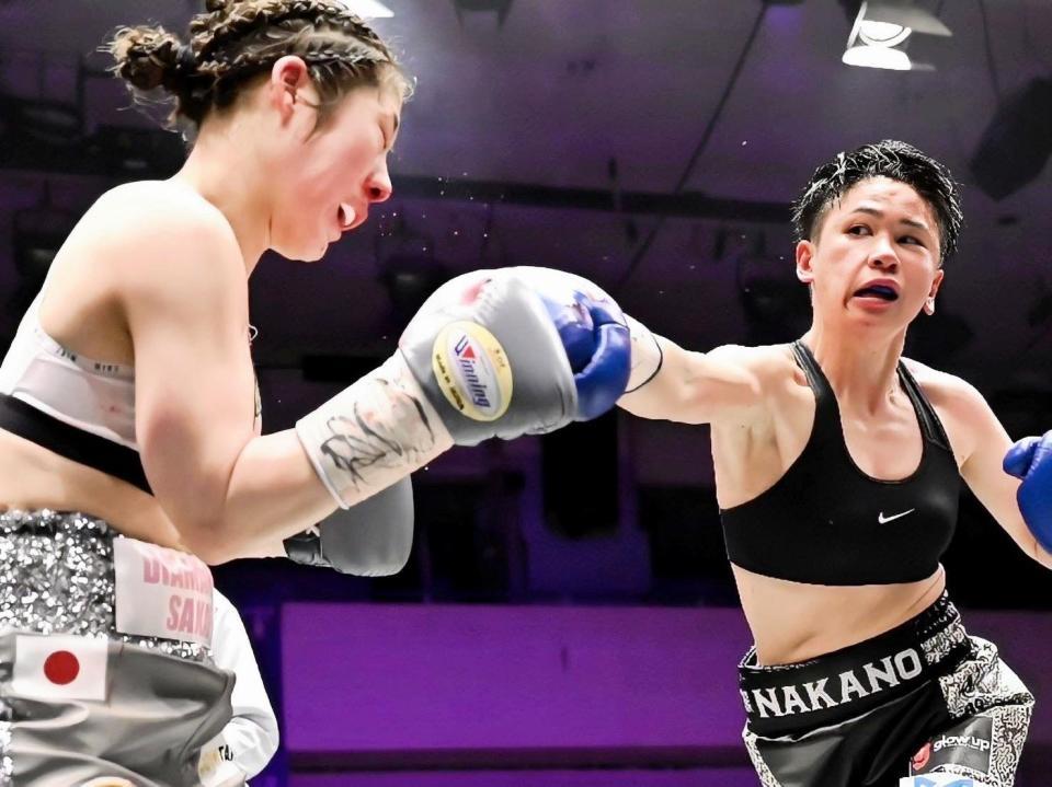 　中野（右）の右ストレートが吉川にヒットする