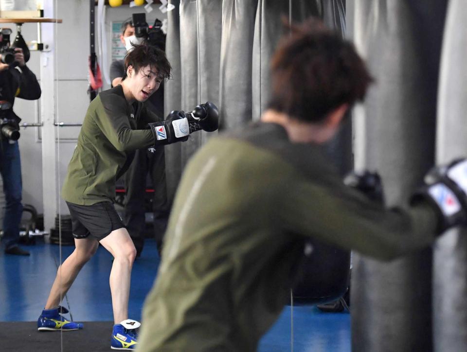 　鏡で確認しながらサンドバッグを打ち込む寺地拳四朗（撮影・出月俊成）