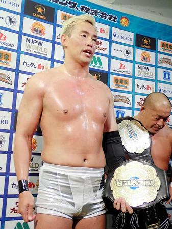 　新日本プロレス所属ラストマッチを終えたオカダ・カズチカ（右は石井智宏）