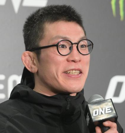 　試合後に取材に応じる青木真也（撮影・堀内翔）