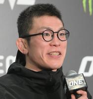 　試合後に取材に応じる青木真也（撮影・堀内翔）