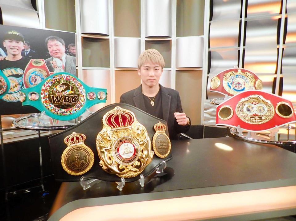 　４本の世界ベルト（左上から時計回りにＷＢＣ、ＷＢＯ、ＩＢＦ、ＷＢＡ）に囲まれた井上尚弥