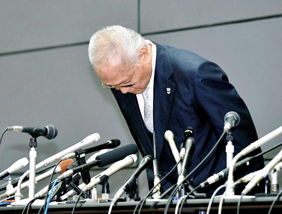 　辞意を表明し深々と頭を下げる日本ボクシング連盟・山根明会長＝１８年８月