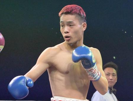 　「バンタム級モンスタートーナメント・決勝」の日本王座戦に出場した穴口一輝さん（右）＝２０２３年１２月２６日