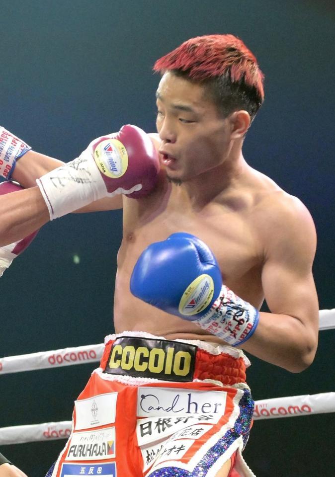 　１回、激しく打ち合う穴口一輝さん（右）＝２０２３年１２月２６日