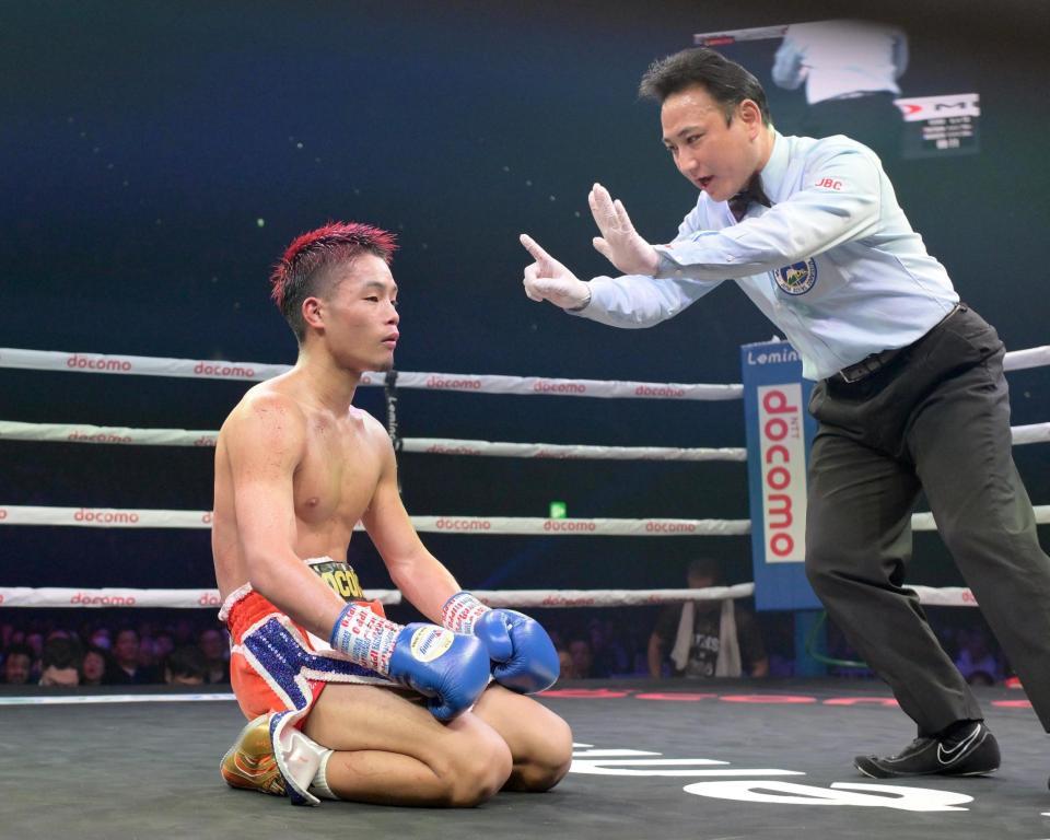 　５回、ダウンする穴口一輝さん＝２０２３年１２月２６日