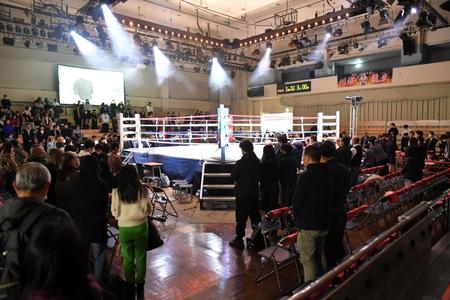 　故穴口一輝選手の為に黙祷する観客（撮影・持木克友）