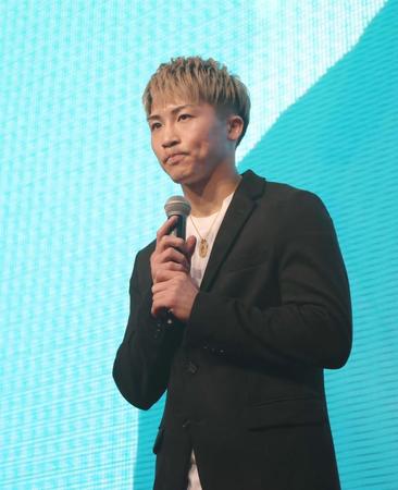 　トークショーの冒頭で、亡くなった穴口一輝さんを追悼する井上尚弥（代表撮影）